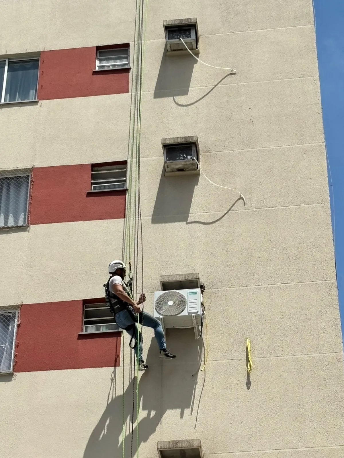 Instalação de ar-condicionado em fachada com acesso por cordas