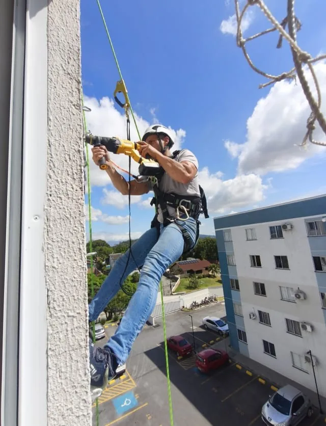 Capacidade técnica em instalação de ar-condicionado por acesso por cordas