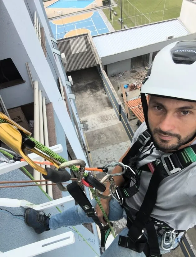 Instalação e remanejamento de ar-condicionado em altura
