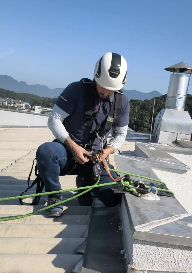Técnico da Via Rapel em serviço real de climatização em altura