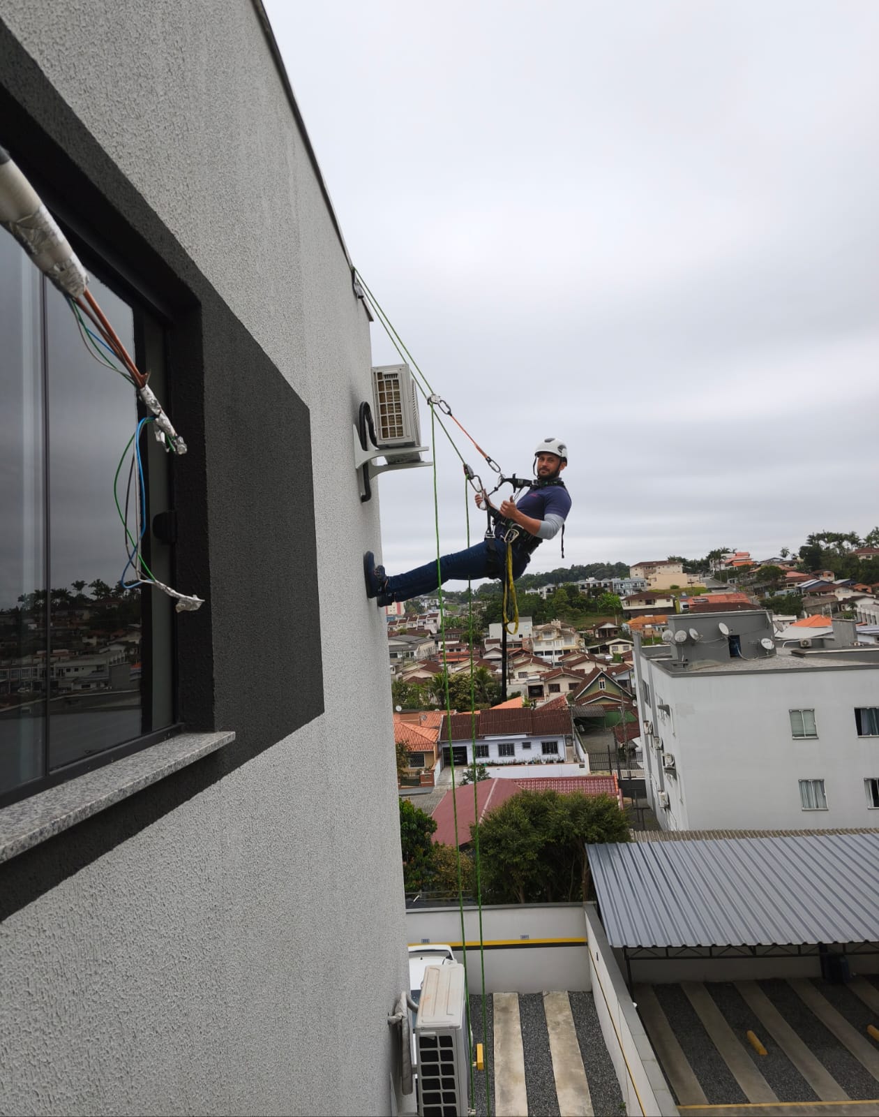 Trabalho em altura e acesso por cordas conforme procedimentos NR-35